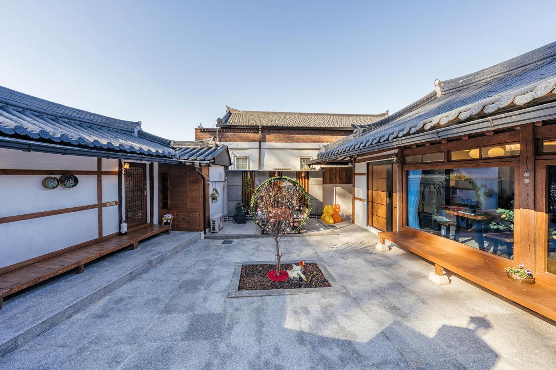 And Spring Hotel Jeonju Bagian luar foto